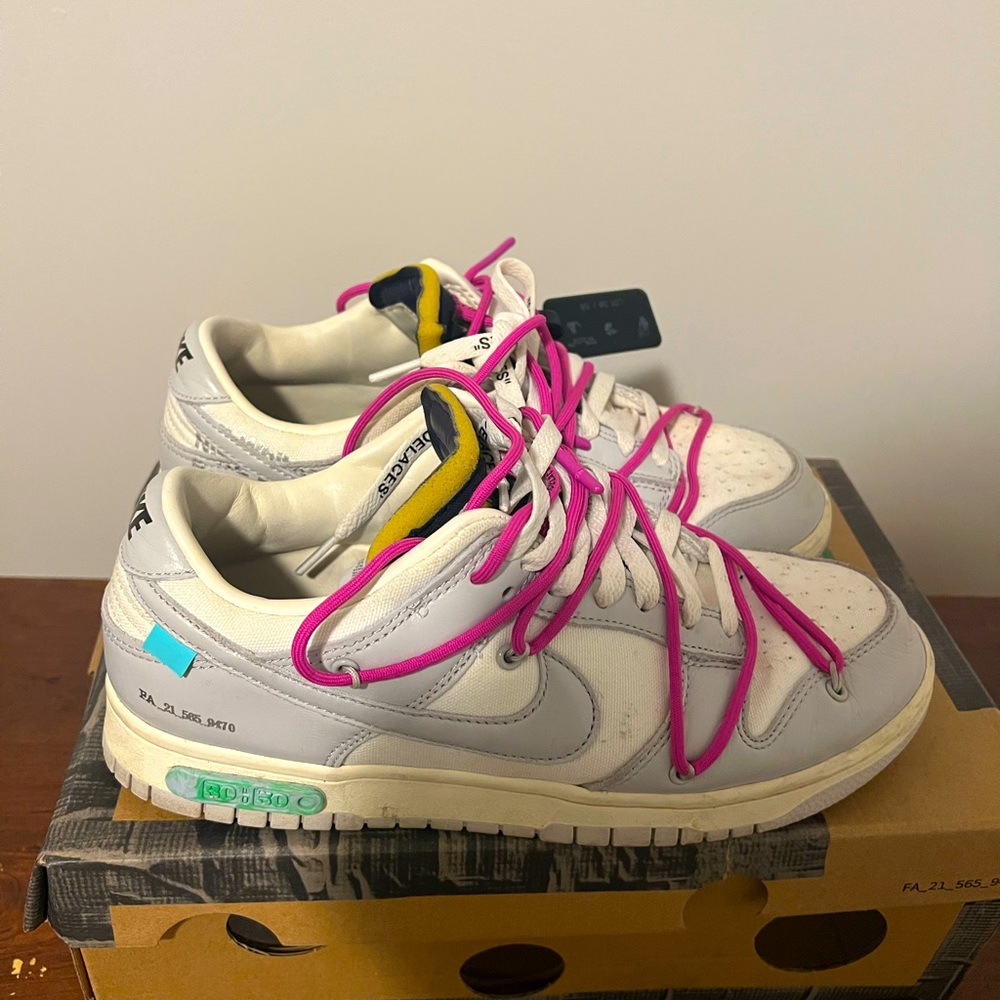 NIKE OFF WHITE DUNKS LOT 30
(PURCHASED ON GOAT) PRICE FRIM
9.5 Men’s